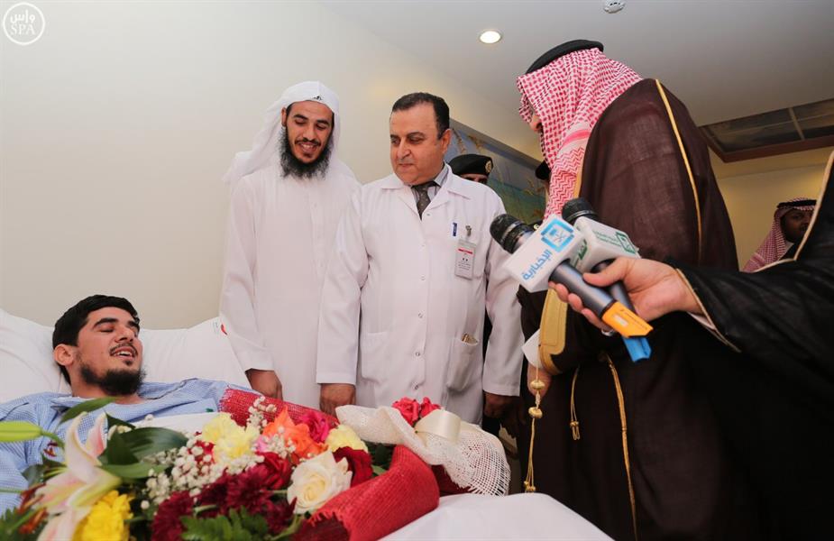 بالصور.. أمير الحدود الشمالية يطمئن على صحة المصابين في حادث الحريق من منسوبي الدفاع المدني