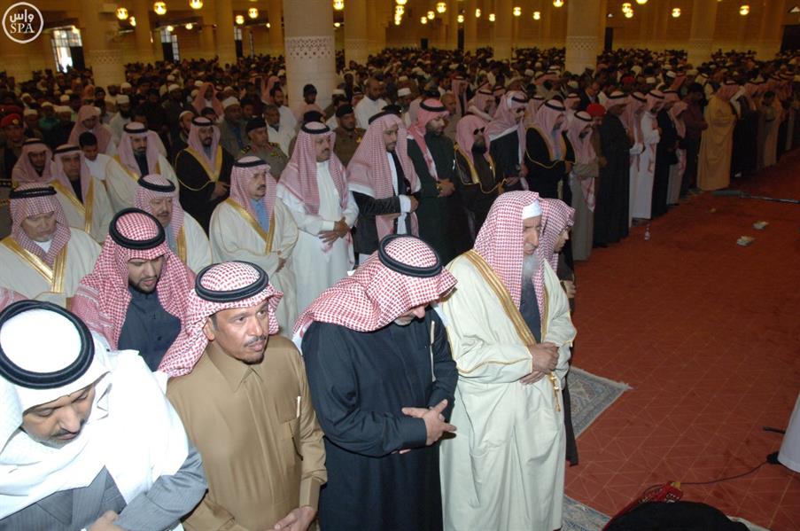 بالصور.. أمير الرياض يؤدي صلاة الميت على والدة الأمير جلوي بن سعود بن عبدالعزيز