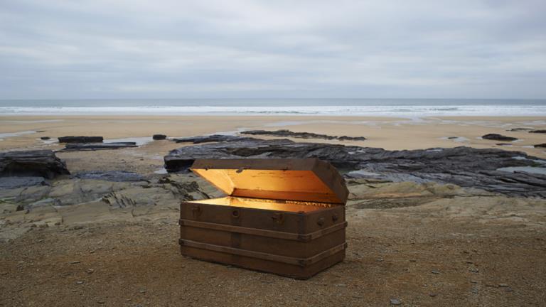 سقطت مركبتهن في هوة سحيقة.. نجاة مواطنة وابنتيها من حـادث مروع بمحايل 