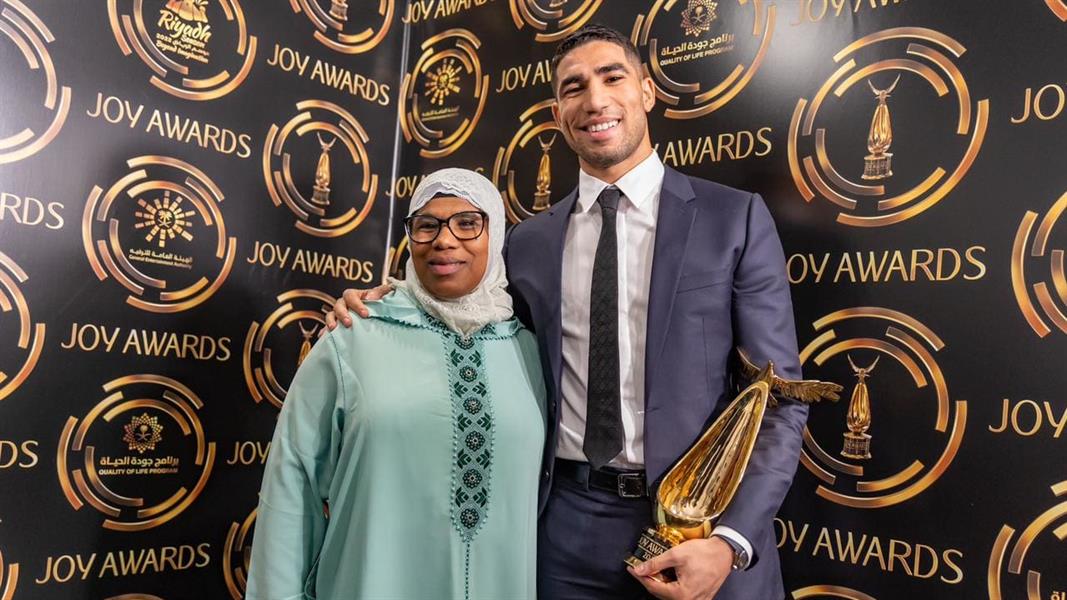 أشرف حكيمي ووالدته أشرف حكيمي ووالدته