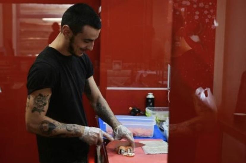 مطعم في كراماتورسك يصر على تقديم السوشي ... رغم أنف الحرب