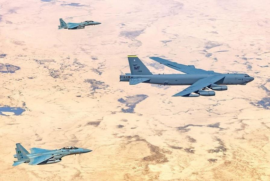 طائرتا (ف -15 إس أي) من القوات الجوية ترافق قاذفة (B- 52) الأمريكية طائرتا (ف -15 إس أي) من القوات الجوية ترافق قاذفة (B- 52) الأمريكية