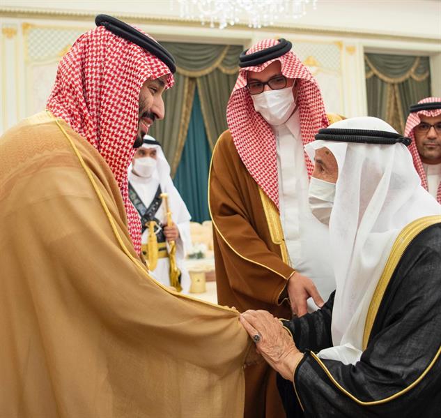 ولي العهد يستقبل العلماء وجمعاً من المواطنين في قصر طيبة بالمدينة المنورة (فيديو وصور)