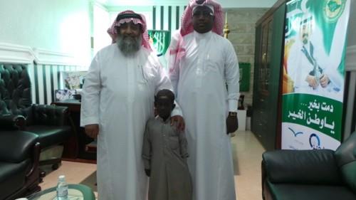 مدير التربية والتعليم يستقبل الطفل مع ولي أمره 