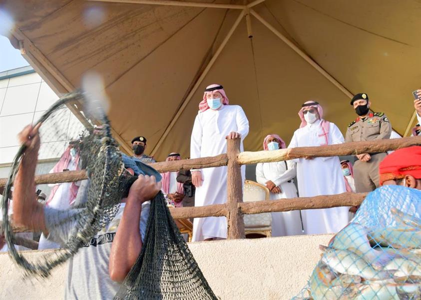 . أمير جازان يشارك أهالي فرسان صيد سمك الحريد 