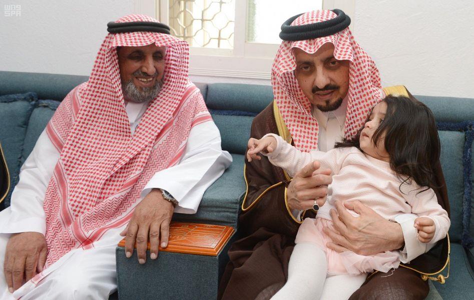 بالفيديو والصور.. أمير عسير يواسي ذوي الفقيد الشهري المرافق الشخصي للأمير الراحل منصور بن مقرن