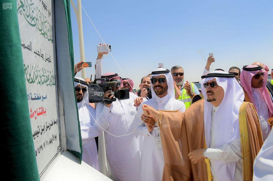 شاهد.. أمير الرياض يفتتح 6 مشاريع لتحسين وتطوير الطرق بالعاصمة