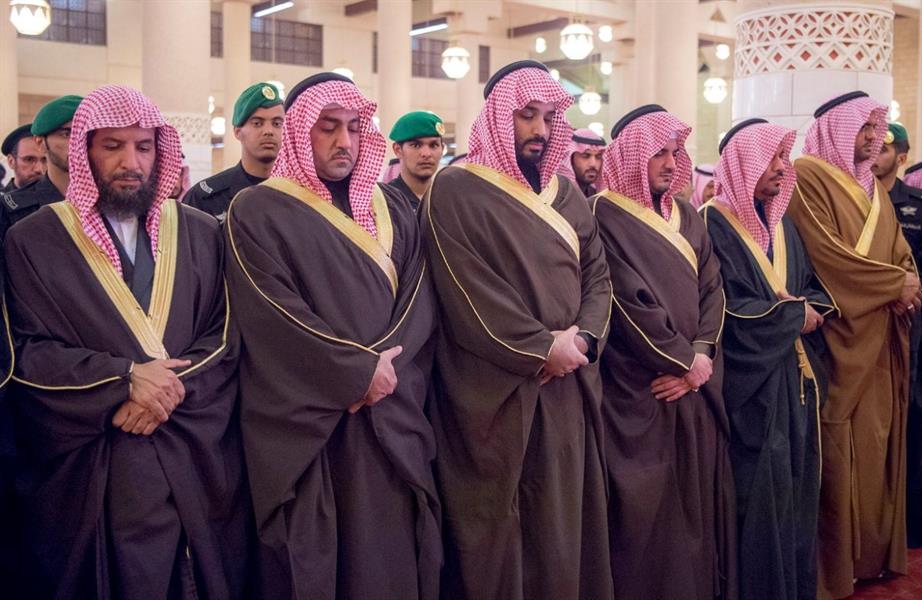 بالصور.. خادم الحرمين الشريفين يؤدي صلاة الميت على الأمير سعود بن محمد