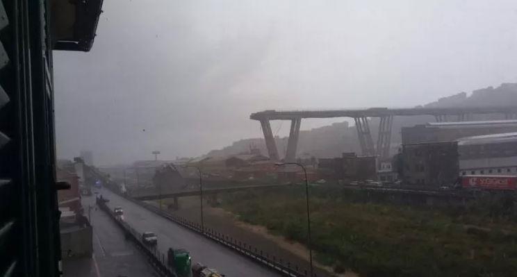 انهيار جسر للسيارات قرب مدينة جنوة الإيطالية