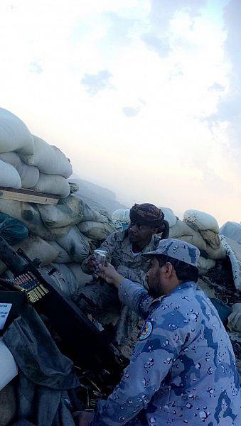 بيدٍ على السلاح.. صور توثق يوميات المرابطين بالحد الجنوبي قبيل وقت الإفطار