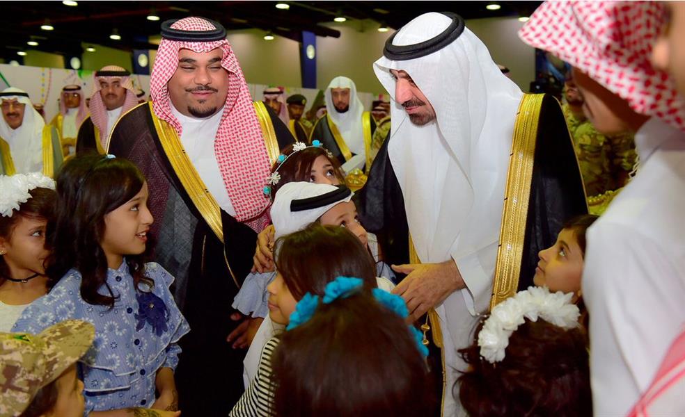 بالصور.. أمير نجران يقبّل أيادي ورؤوس أبناء الشهداء ويشارك أهالي المنطقة العرضة 