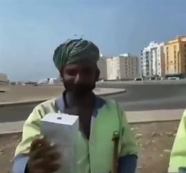 أخبار 24 | فيديو.. مشهور "سناب" عماني يهدي عاملي نظافة جوالات "آيفون" ثم يسحبها بعد التصوير - Vimarsana News