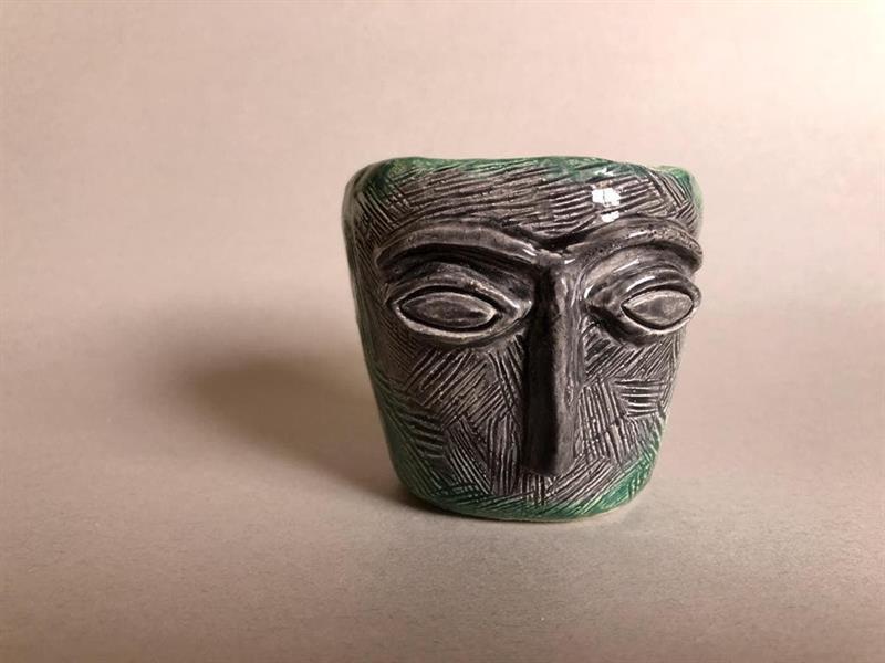 سعودية تبدع في صناعة أكواب الخزف بأشكال غير مألوفة سعودية تبدع في صناعة أكواب الخزف بأشكال غير مألوفة