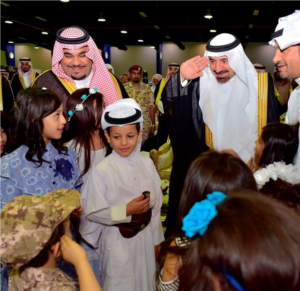 بالصور.. أمير نجران يقبّل أيادي ورؤوس أبناء الشهداء ويشارك أهالي المنطقة العرضة 