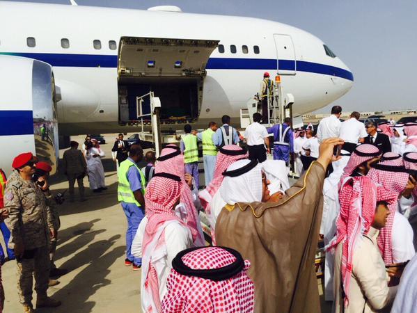 بالصور.. وصول جثمان الأمير سعود الفيصل إلى مطار جدة