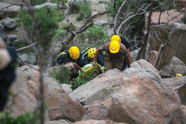 انتشال جثة رجل سقط في منطقة صخرية