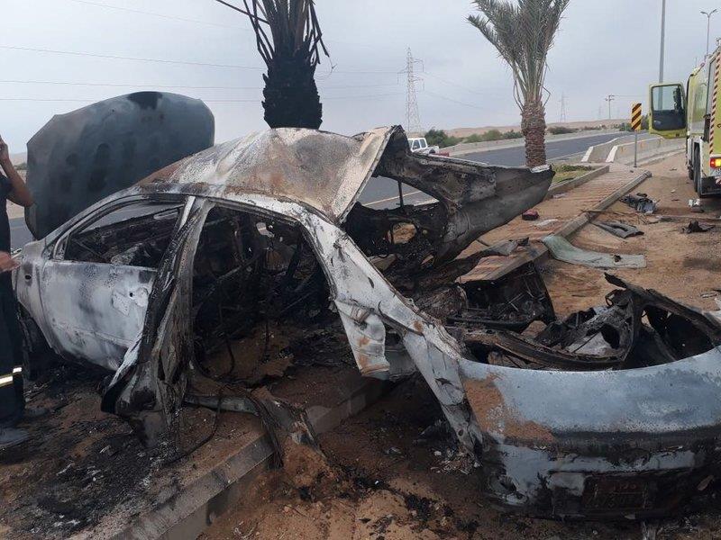 تفحم شقيقتين وإصابة سائق جراء اصطدام المركبة التي تقلهم بعمود إنارة واحتراقها بالكامل