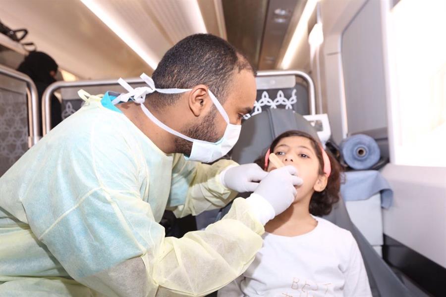 بالصور.. تقديم خدمات طبية لركاب رحلة قطار 