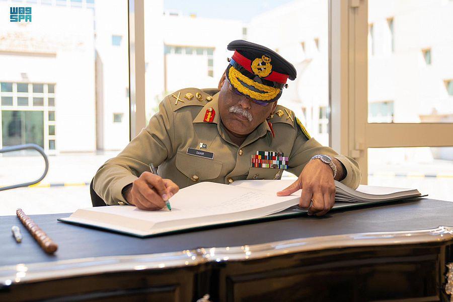 أمين التحالف الإسلامي لمحاربة الإرهاب يستقبل رئيس هيئة الأركان المشتركة الباكستانية