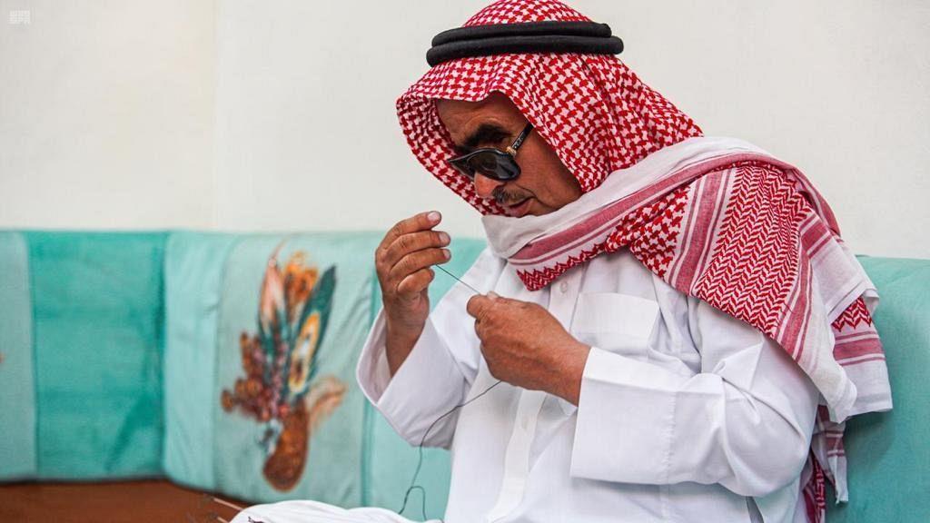 اكتسب شهرة واسعة.. كفيف يحترف صناعة مصيدة للصقور بطريف (صور) اكتسب شهرة واسعة.. كفيف يحترف صناعة مصيدة للصقور بطريف (صور)