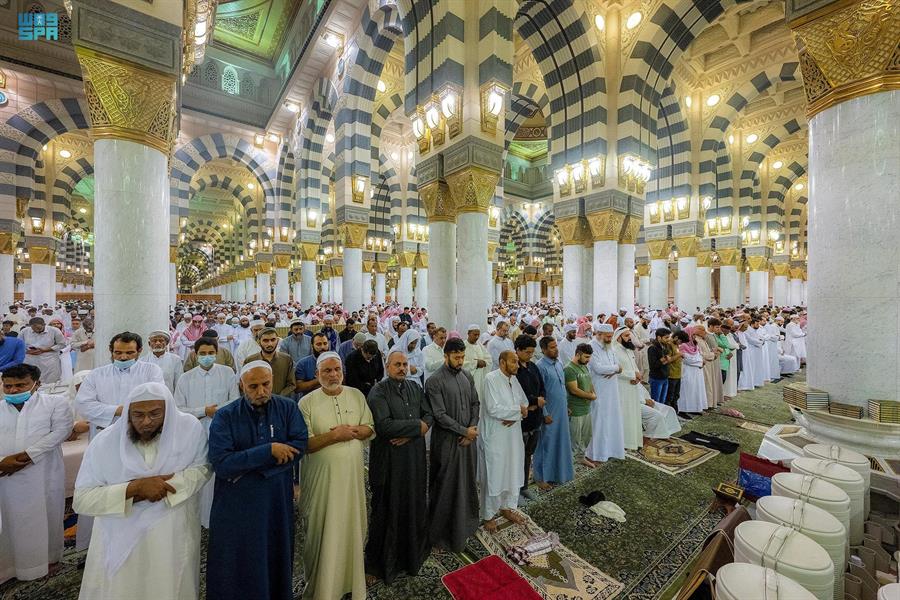 وسط أجواء إيمانية.. قاصدو المسجد الحرام والمسجد النبوي يشهدون ختم القرآن في ليلة 29 (صور) 