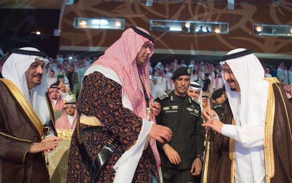 خادم الحرمين لحظة بكائه خادم الحرمين لحظة بكائه