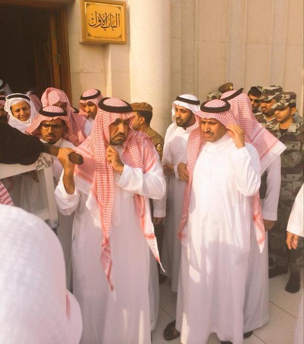 بالصور.. أمراء ومشايخ ومسؤولون يشيعون جثمان 