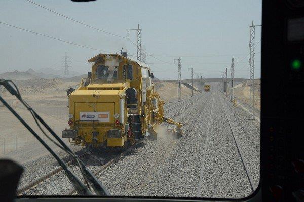 وزير النقل يطلع على عربات قطار الحرمين بالمدينة المنورة