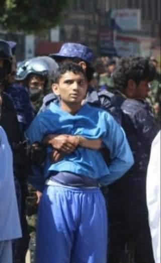 صور مؤلمة.. لحظة انتظار طفل يمني لإعدامه بالرصاص من قبل مليشيا الحوثي  