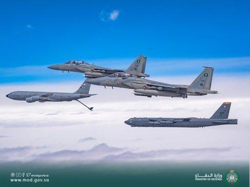 طائرتان للقوات الجوية الملكية ترافقان قاذفة القنابل الأمريكية طائرتان للقوات الجوية الملكية ترافقان قاذفة القنابل الأمريكية