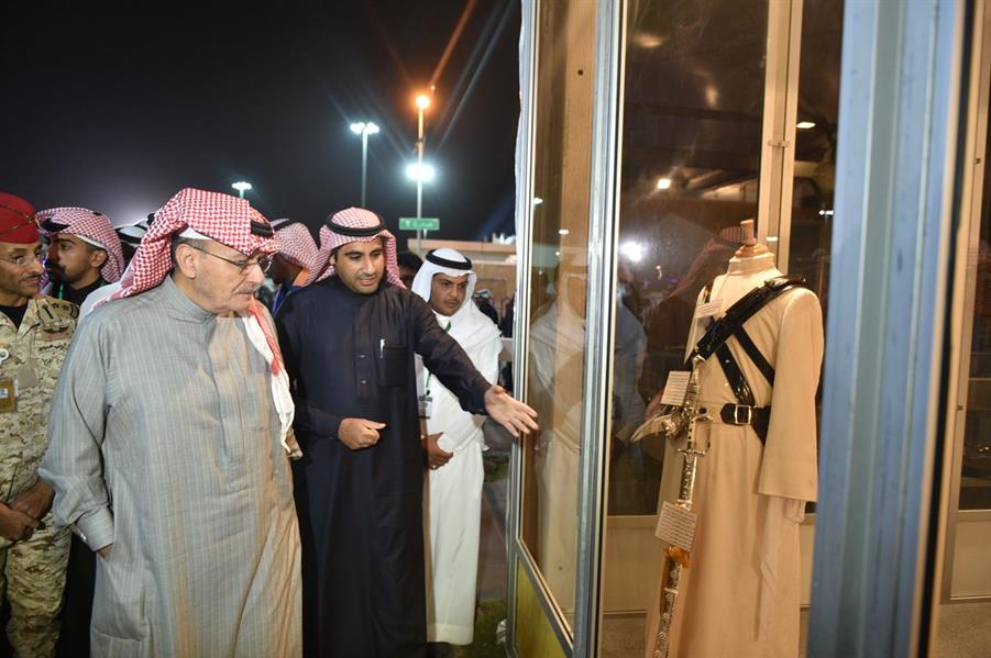 خالد بن عبدالله يزور جناح والده بـ 