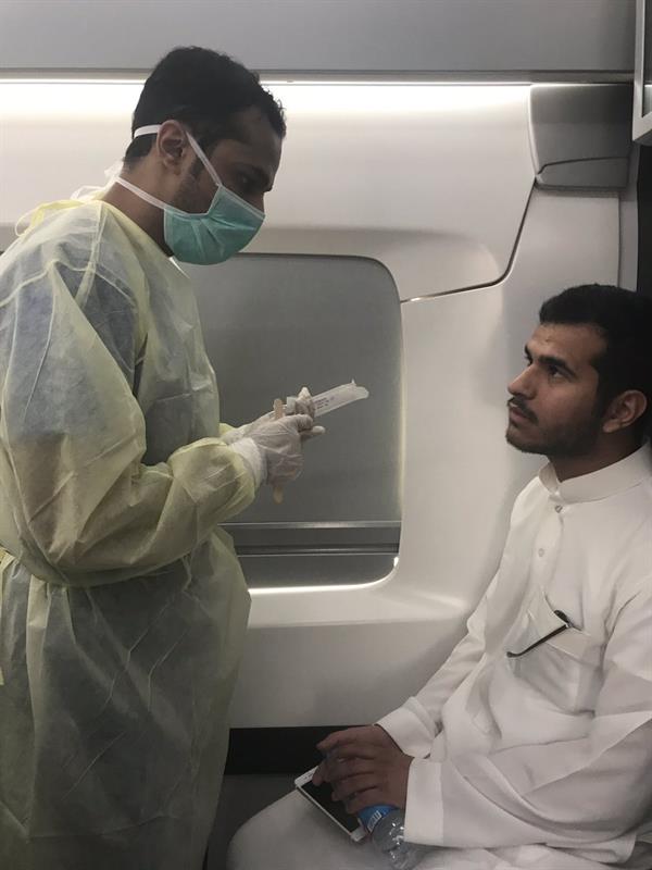 بالصور.. تقديم خدمات طبية لركاب رحلة قطار 