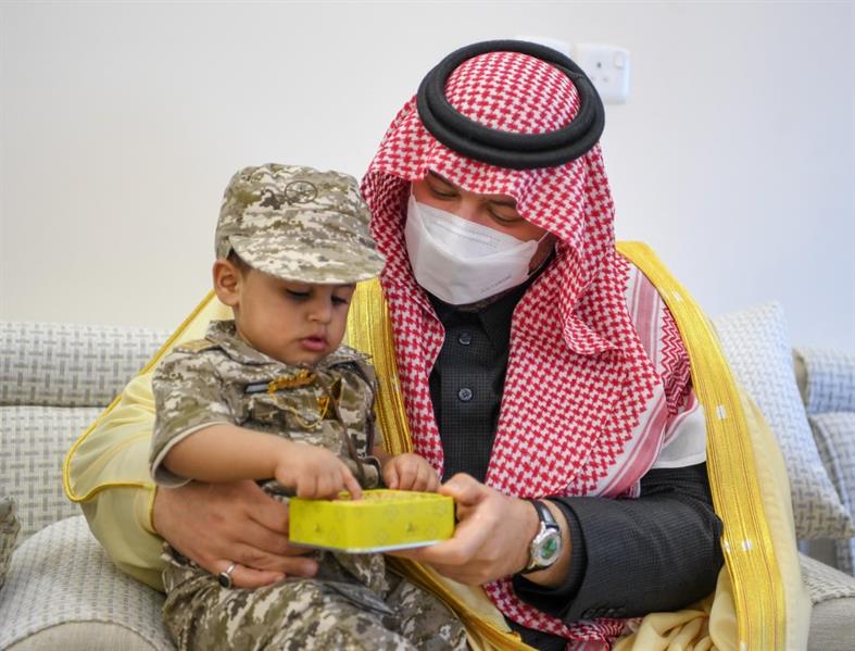 أمير الشمالية يزور ذوي الشهيد العنزي بمحافظة طريف
