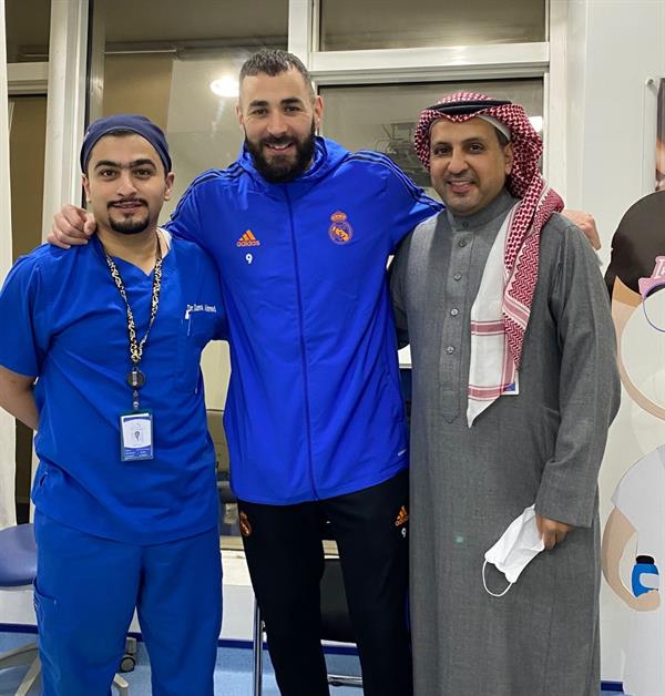 طبيب سعودي مع بنزيما