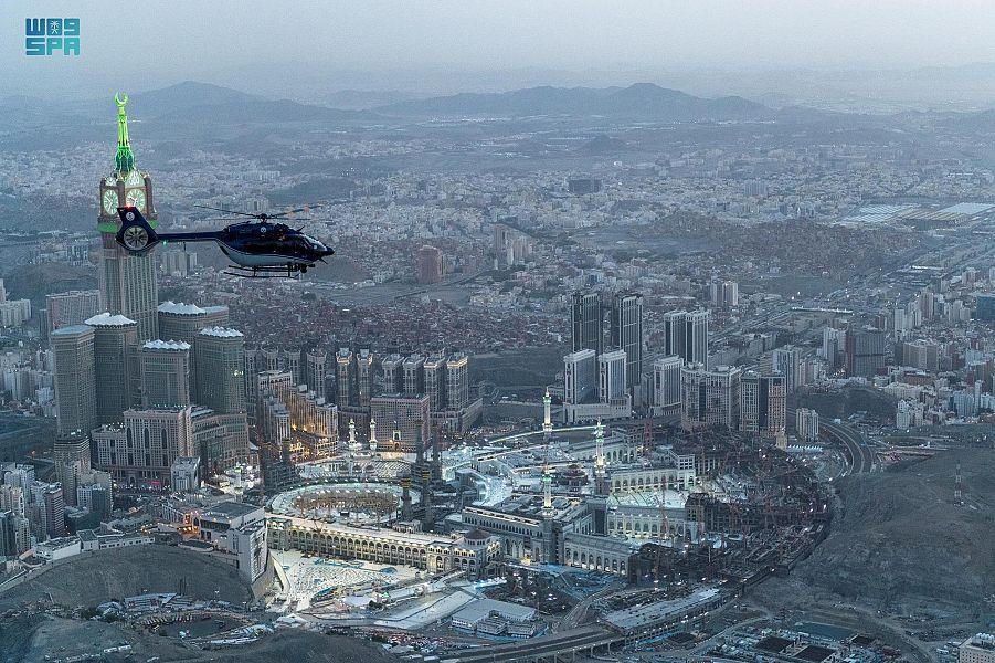 مشاهد مهيبة للحرم المكي وسط تحليق طيران الأمن فوقه  