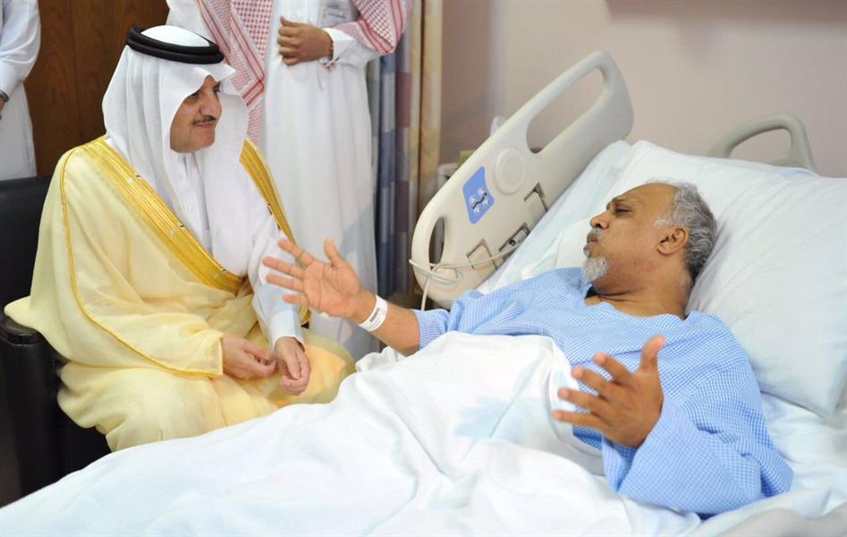 أمير الشرقية خلال زيارته لعمدة تاروت 