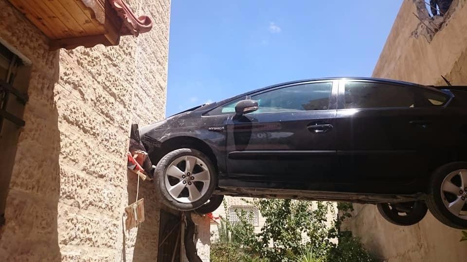 بالصور.. سيارة تتعلق بين السماء والأرض في الأردن