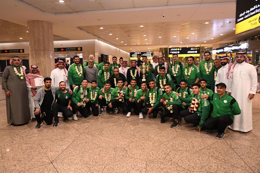 بالورود.. استقبال ناشئي أخضر اليد عقب التتويج بالبطولة العربية