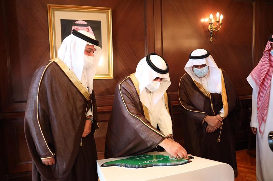 أمير تبوك ووزير النقل يدشنان مشروعات للطرق بالمنطقة