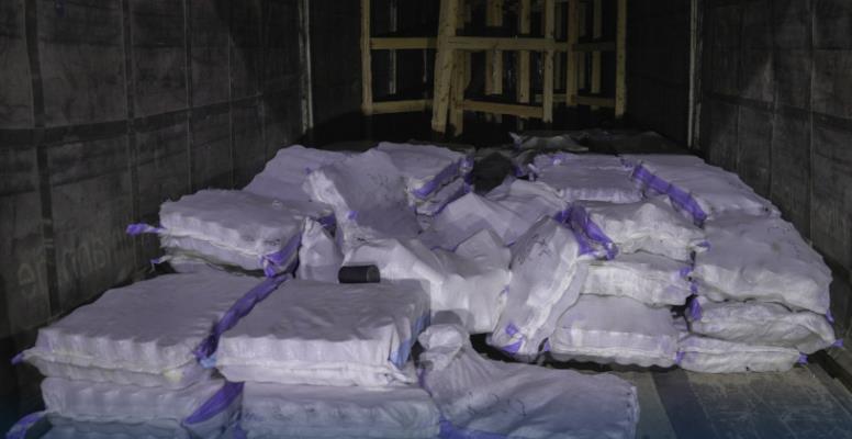 إحباط تهريب أكثر من 460 ألف حبة كبتاجون مُخبأة في إرسالية 