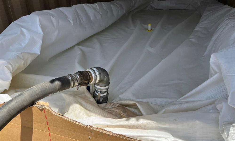 أعلنت الإدارة العامة لجمارك الكويت ضبط 30 حاوية بحجم 20 قدمًا و 3 حاويات 40 قدمًا تحتوي على مشتقات بترولية 