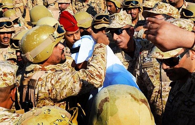 متعب بن عبدالله يعايد قوات الحرس الوطني في عرعر