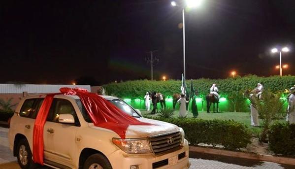  زوجة تهدي زوجها في يوم تقاعده 