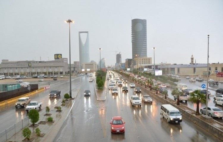  هطول أمطار متوسطة إلى غزيرة على مدينة الرياض 