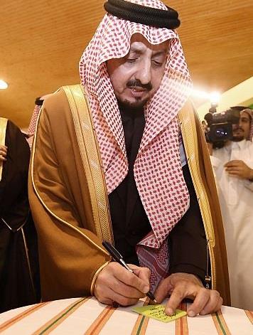 هذا ما كتبه أمير عسير على صورة الأمير منصور بن مقرن (صور)