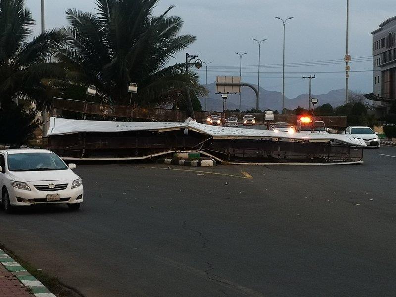 سقوط لوحة إعلانية كبيرة جراء رياح شديدة في محايل عسير
