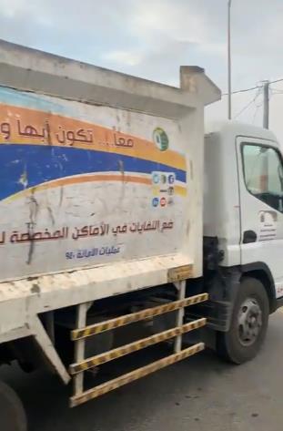فيديو لعمالة تستخدم سيارة نظافة في نقل الخضروات والفواكه بعسير .. و