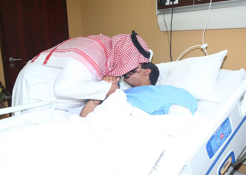 بالصور .. سمو رئيس نادي الهلال يزور المشجع الهلالي المنيع بالصور .. سمو رئيس نادي الهلال يزور المشجع الهلالي المنيع