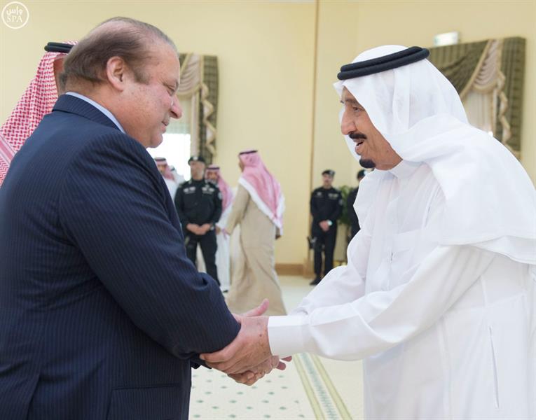 خادم الحرمين يقيم مأدبة غداء في مدينة الملك خالد العسكرية