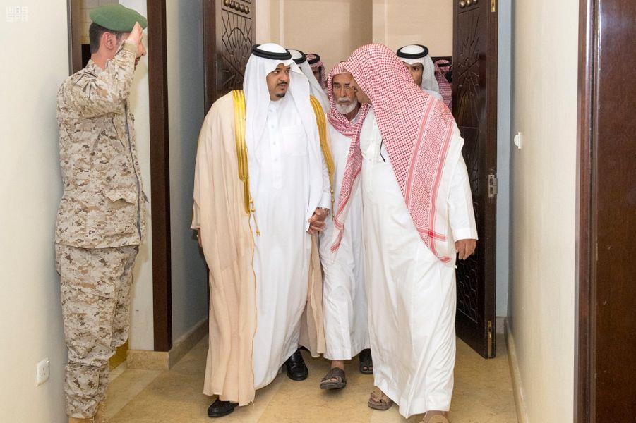 نائب أمير الرياض ينقل تعازي القيادة لأسر الشهيد العتيبي